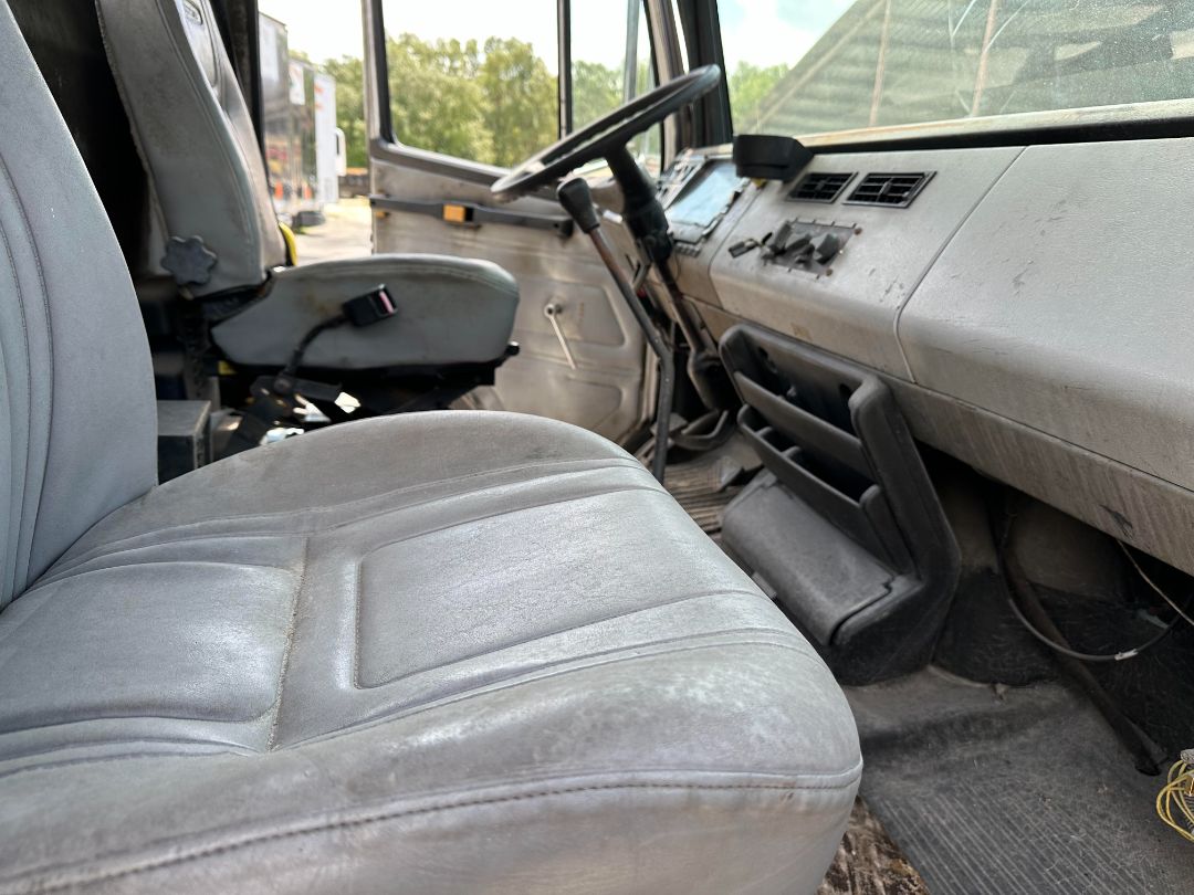 2002 FREIGHTLINER FL 70 - Image 3